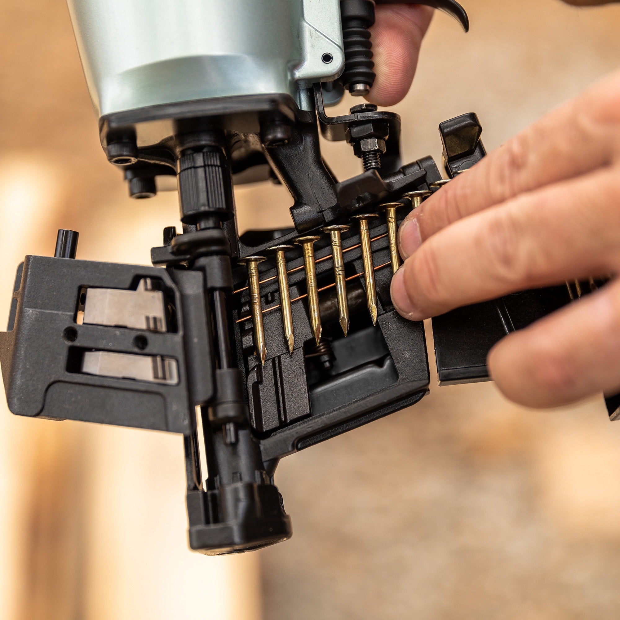 Metabo HPT 18V Cloueuse pneumatique pour toiture avec kit de frappe à trois marteaux