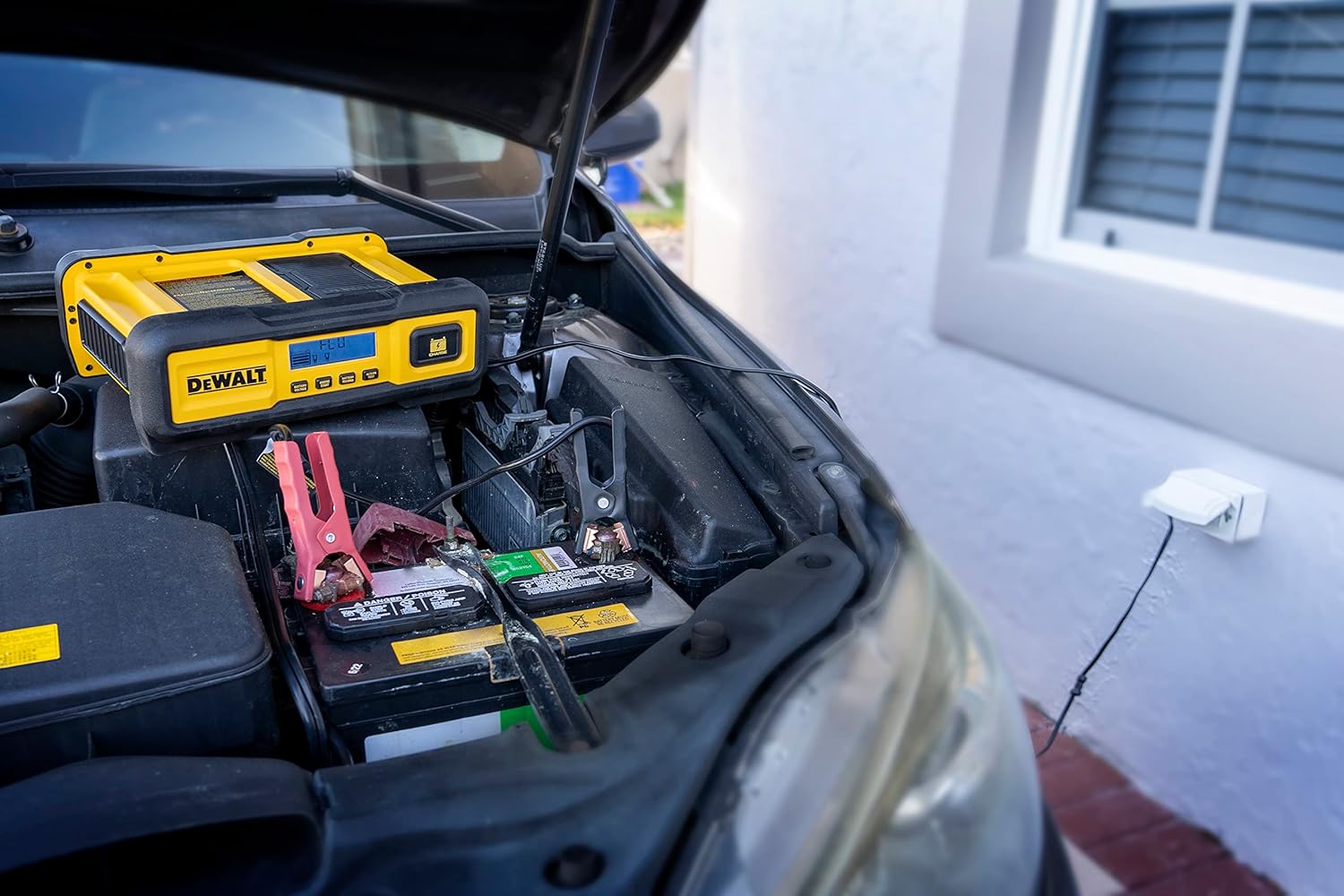 Chargeur de batterie professionnel Dewalt 30A avec démarrage du moteur