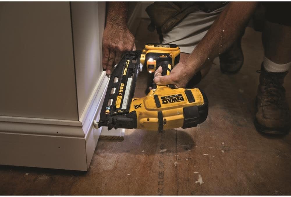 Dewalt 20V Max Cordless 16 Gallon Angled Finish Nailer Set