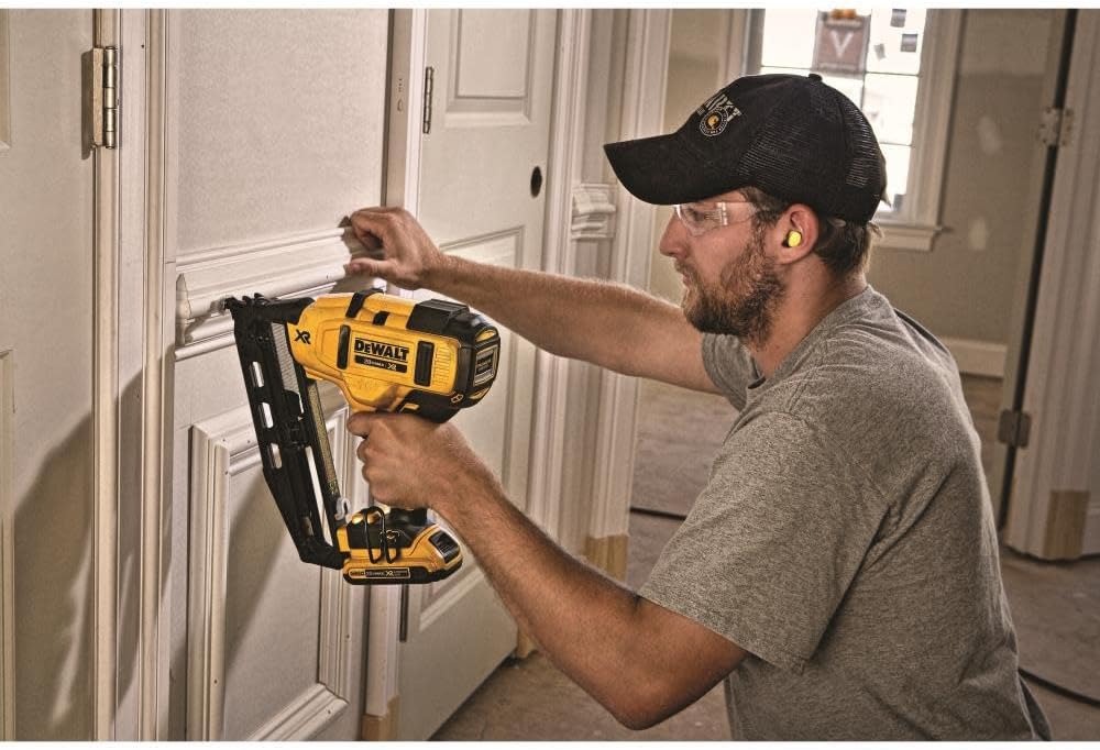 Dewalt 20V Max Cordless 16 Gallon Angled Finish Nailer Set